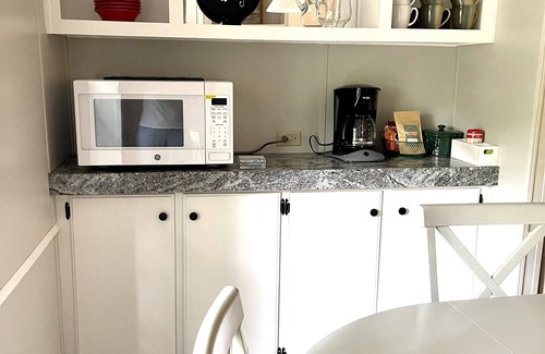 Greenwood House | Swartzentruber Cottage close to DE Turf & Beaches, also for traveling nurses!