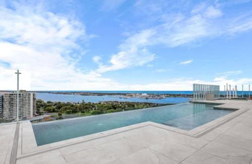 Southport Apartment | Sweeping Ocean view Apt w Carpark and rooftop pool