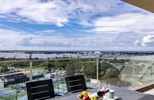 Southport Apartment | Sweeping Ocean view Apt w Carpark and rooftop pool