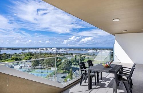 Southport Apartment | Sweeping Ocean view Apt w Carpark and rooftop pool