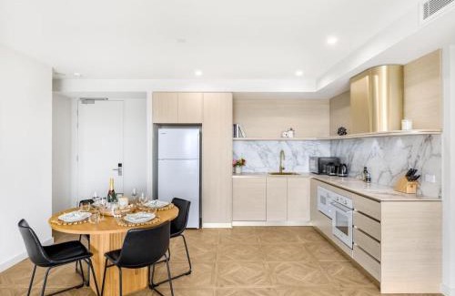 Southport Apartment | Sweeping Ocean view Apt w Carpark and rooftop pool