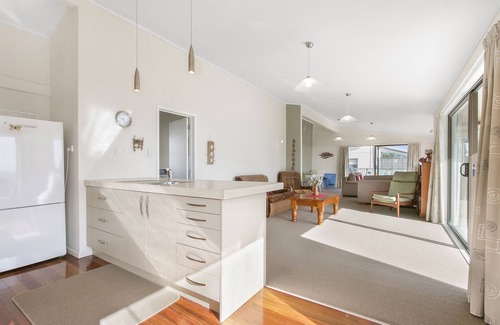 Waihi Beach Cottage | Sweeping Sea Views - Waihi Holiday Home