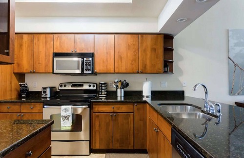 Highland Lake Estates Condo | Sweeping Views of Lake Travis, Luxury Resort Amenities with 3 Pools, Hot Tub and Fitness Center