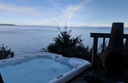 Eastsound Cabin | Sweeping Views on the Water