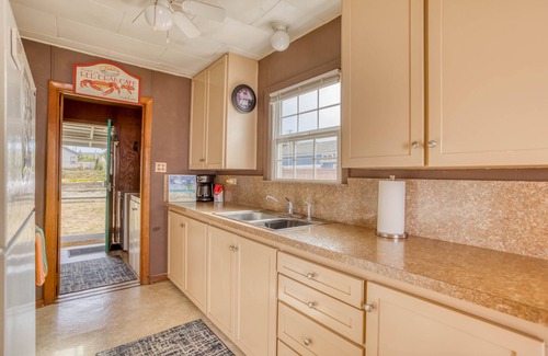 Beverly Beach House | Sweet, Accessible Retro Beach Cottage w/Fenced Yard, Ocean Views from Hot Tub!