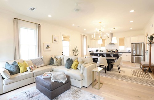 Oxford Cottage | Sweet Baby Magnolia at The Lamar.Charming Cottage By the Square near Campus!