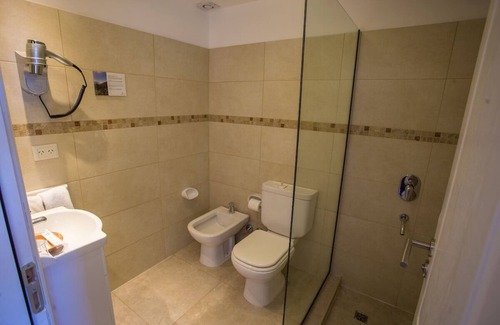 San Carlos de Bariloche Hotel | Sweet Escape in Spacious Room with Scenic Garden Views - with Pool and Hot Tub