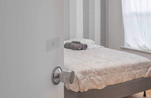 De Lorimier Apartment | Sweet Little Bedroom in Shop Angus!
