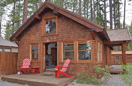 Lake Forest Cottage | Sweet Retreat Cottage - Walk to Lake