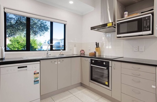 East Tamaki House | Sweet Sunshine Nest with Pool, Aircon and Parking