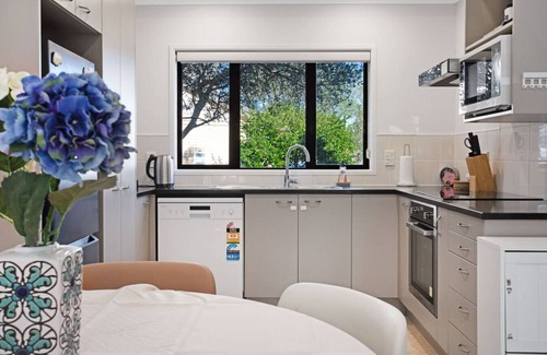 East Tamaki House | Sweet Sunshine Nest with Pool, Aircon and Parking