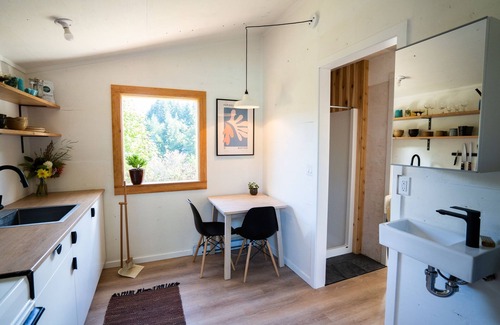 Salt Spring Island Bed & Breakfast | Sweet Valley Sky guest house - cozy rustic cabin with beautiful modern touches