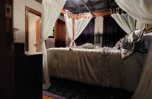 Ashfield Bed & Breakfast | SWICHBACK TRAIL SUITE AT TRAILS END B&B