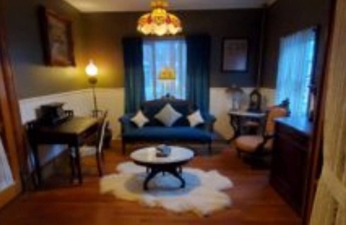 Ashfield Bed & Breakfast | SWICHBACK TRAIL SUITE AT TRAILS END B&B