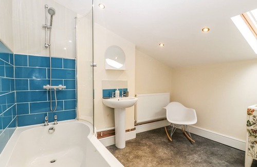 Kidderminster Cottage | SWIFTS NEST, romantic, with a garden in Cookley