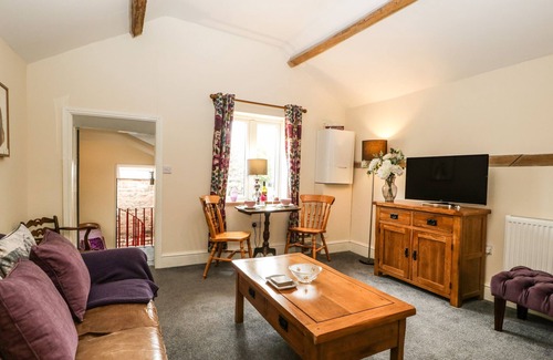 Kidderminster Cottage | SWIFTS NEST, romantic, with a garden in Cookley