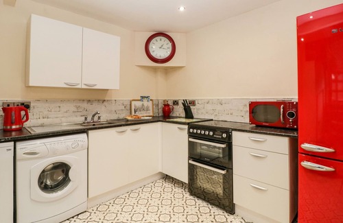 Kidderminster Cottage | SWIFTS NEST, romantic, with a garden in Cookley