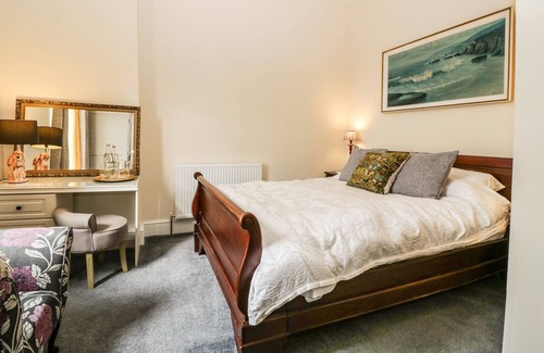 Kidderminster Cottage | SWIFTS NEST, romantic, with a garden in Cookley