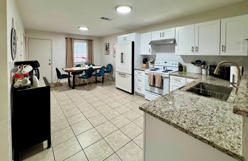 Reno House | Swim, Hike, Explore & Relax just minutes from lakes-beaches, nature & Ft. Worth!