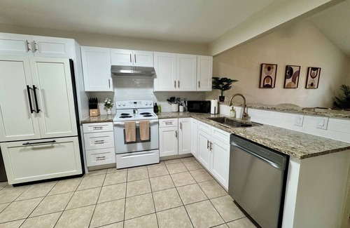 Reno House | Swim, Hike, Explore & Relax just minutes from lakes-beaches, nature & Ft. Worth!