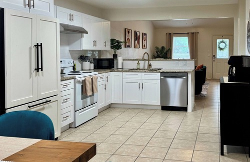 Reno House | Swim, Hike, Explore & Relax just minutes from lakes-beaches, nature & Ft. Worth!