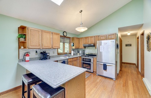 Greentown Cabin | Swim, Hike & Unwind: Resort Cabin in Lake Ariel!