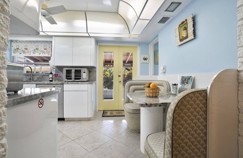 Deerfield Beach House | Swim with Butterflies! Heat Pool, Butterfly Garden, Screened Patio, Native Birds