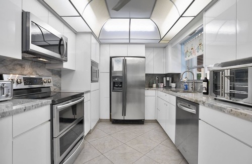 Deerfield Beach House | Swim with Butterflies! Heat Pool, Butterfly Garden, Screened Patio, Native Birds