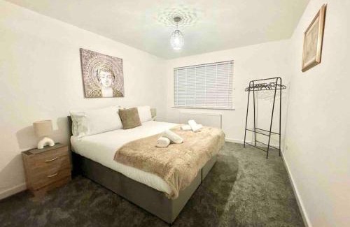 Swindon House | Swindon 3 bedroom relaxing home with parking - good location for family or contractors