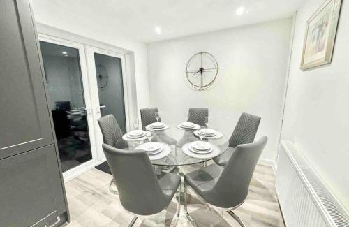 Swindon House | Swindon 3 bedroom relaxing home with parking - good location for family or contractors