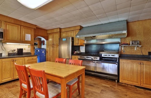 Pittsfield House | Swiss Farm Inn - RM10 "Ovation" 2 Double Beds