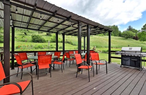 Pittsfield House | Swiss Farm Inn - RM10 "Ovation" 2 Double Beds