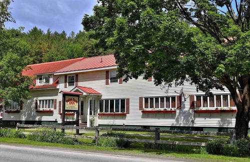 Pittsfield House | Swiss Farm Inn - RM10 "Ovation" 2 Double Beds