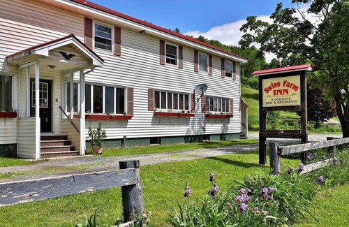 Pittsfield Hotel | Swiss Farm Inn - RM8 "Superstar" Queen Bed & Twin Bed