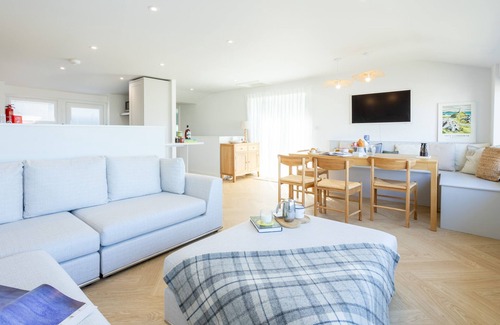 Rhosneigr House | Swn y Bae : Family-Friendly 4‑Bed Home with Sea Views in Rhosneigr | Managed by Anglesey Holiday Let