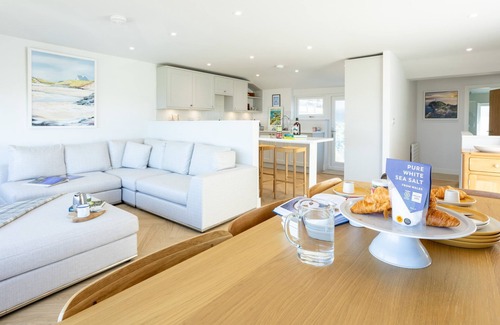 Rhosneigr House | Swn y Bae : Family-Friendly 4‑Bed Home with Sea Views in Rhosneigr | Managed by Anglesey Holiday Let