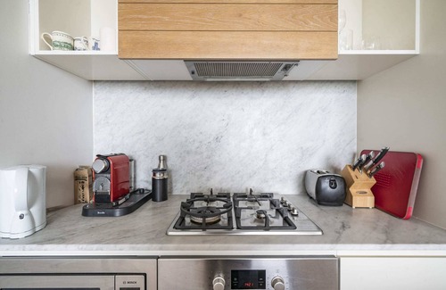 Crows Nest Apartment | Sydney Urban Oasis: Balcony Views and BBQ!