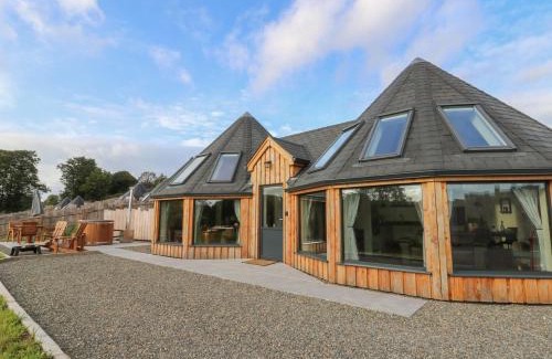 Cribyn House | Tŷ Crwn