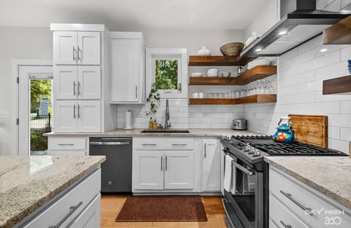 Bentonville House | TᕼE ᒍᑌᑎIᑭEᖇ- Ace location between Coler & Slaughter Pen