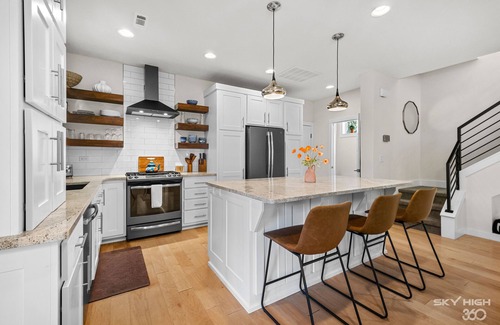 Bentonville House | TᕼE ᒍᑌᑎIᑭEᖇ- Ace location between Coler & Slaughter Pen