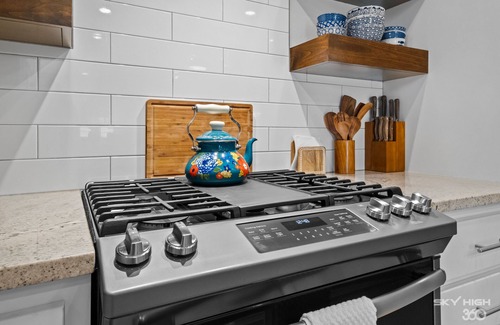 Bentonville House | TᕼE ᒍᑌᑎIᑭEᖇ- Ace location between Coler & Slaughter Pen