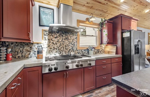 Downtown House | TᕼE ᗰᗩIᑎ ᒪOᗪGE- Modern comfort by TRAILS & MUSEUM located on quiet street