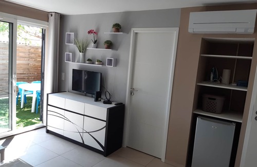 Saint-Laurent-du-Var Apartment | T2 air-conditioned, quiet, wifi, parking, sea view from garden (1)