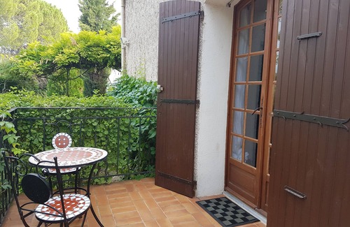 Greoux-les-Bains Apartment | T2 APARTMENT FOR RENT IN HOUSE WITH LARGE FENCED PARK OF 5000 M2