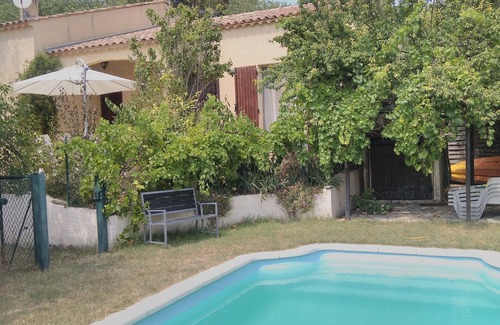 Aurons Apartment | T2 apartment + swimming pool in Aurons-7 km Salon de Provence & 25km Aix en Provence