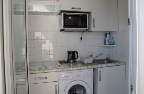 Les Arenes Apartment | T2 rated 3 *,air-conditioned, 500 m from the beach, sleeps 4, parking, terrace.