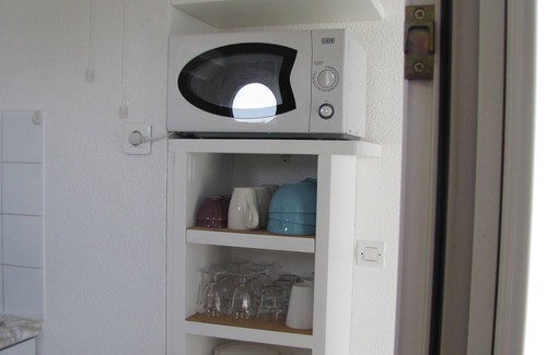 Les Arenes Apartment | T2 rated 3 *,air-conditioned, 500 m from the beach, sleeps 4, parking, terrace.