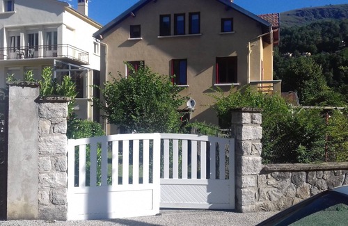 Ax-les-Thermes Apartment | T3 Ax center, garden, sleeps 6. 150m gondola