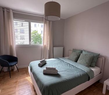 12th Arrondissement Apartment | T3 balcon parking clim 3mn pied metro 8 et T3
