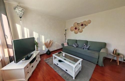 Elancourt Apartment | T3 COSY petit balcon 5mins France miniature